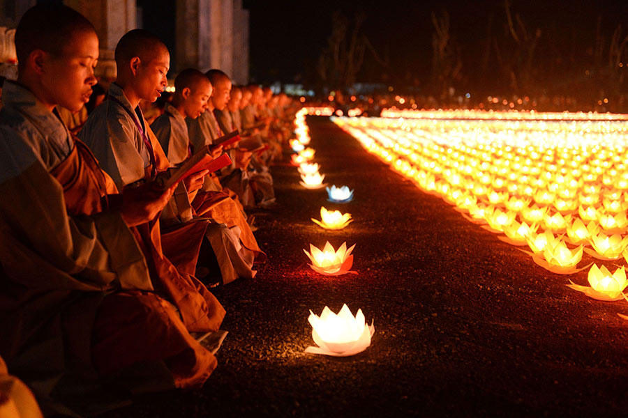 Cambodia Festivals: Vesak Bochea